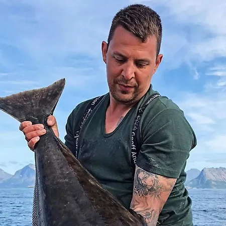 10 Person In Kaldfarnes Sifjord