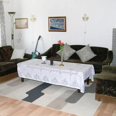 10 Person In Kaldfarnes Holiday home Sifjord